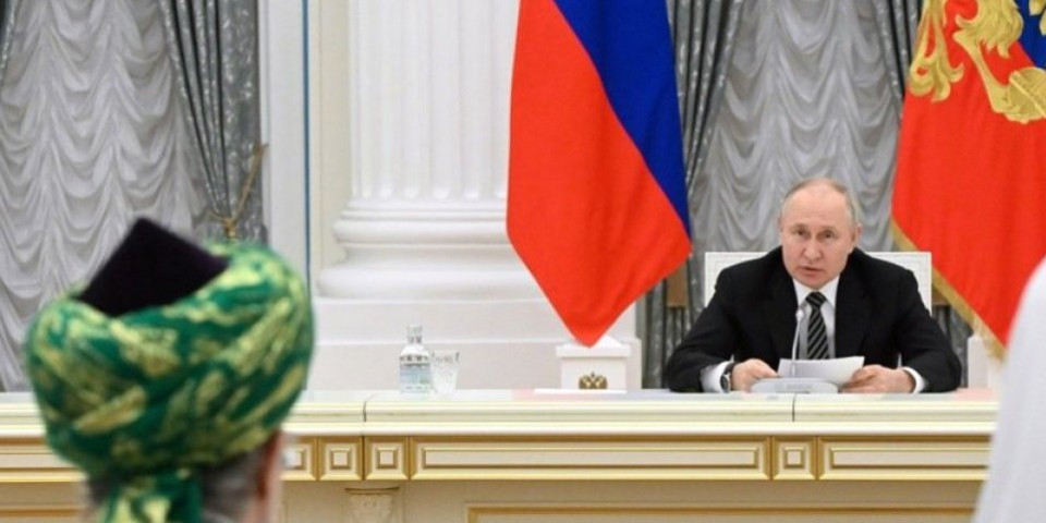 Putinova pozicija mnogo govori! O stolu ruskog predsednik bruji ceo svet: Kakvu poruku šalje? (FOTO)