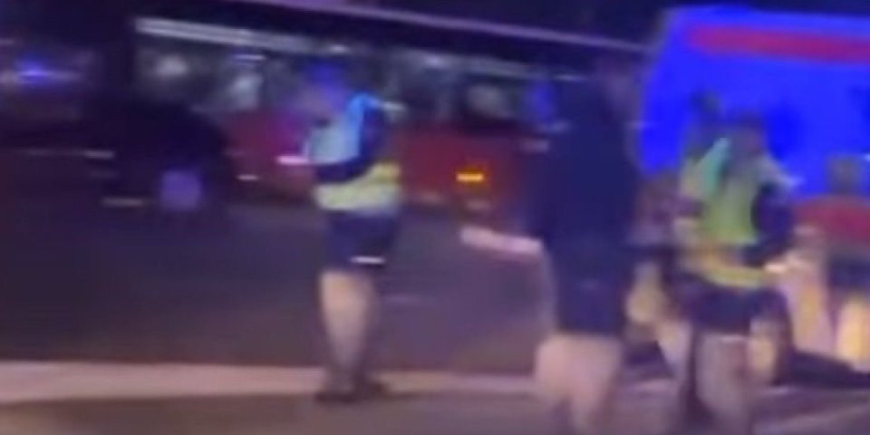 Teška saobraćajka na Karaburmi! Sudar autobusa i automobila, više osoba povređeno (VIDEO)
