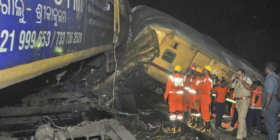 (FOTO/VIDEO) Stravična tragedija u Indiji! Katastrofalan sudar vozova: Spasioci izvukli 19 tela, strahuje se da ima mnogo više nastradalih!
