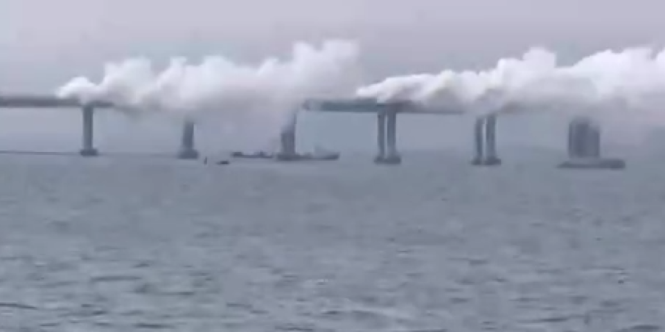 (VIDEO) Rusija na nogama! Krimski most obavijen gustim dimom! Čuju se sirene za vazdušnu opasnost, dejstvuje PVO!