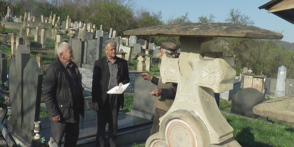 Ko to na groblju gleda televiziju? Neverovatna situacija u dragačevskom selu: Moj deda na onom svetu sigurno ne gleda nijedan kanal