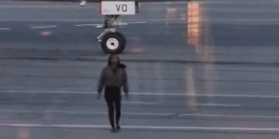 Haos na aerodromu! Žena zakasnila na let, pa trčala po pisti da je puste u avion - pilot nije mogao da veruje šta se dešava (VIDEO)