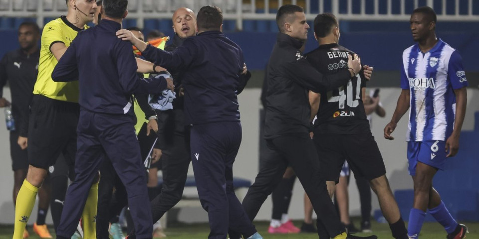 Skandal! Haos na terenu posle meča! Pokačili se igrači Novog Pazara i Partizana (VIDEO/FOTO)