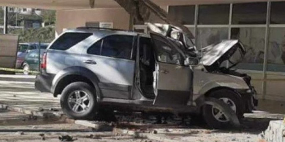 Jeziva saobraćajka u Foči: Džipom se zakucao direktno u bolnicu (FOTO)