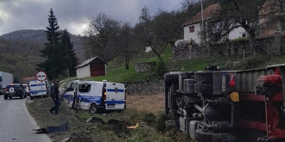 Sudarilo se vozilo zatvorske policije i kamiona! U nesreći povređana dva policajca i muškarac iz Srbije! (FOTO)