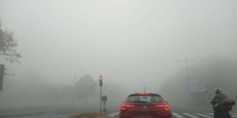 Vozači, oprez! Smanjena vidljivost zbog magle na ovim deonicama