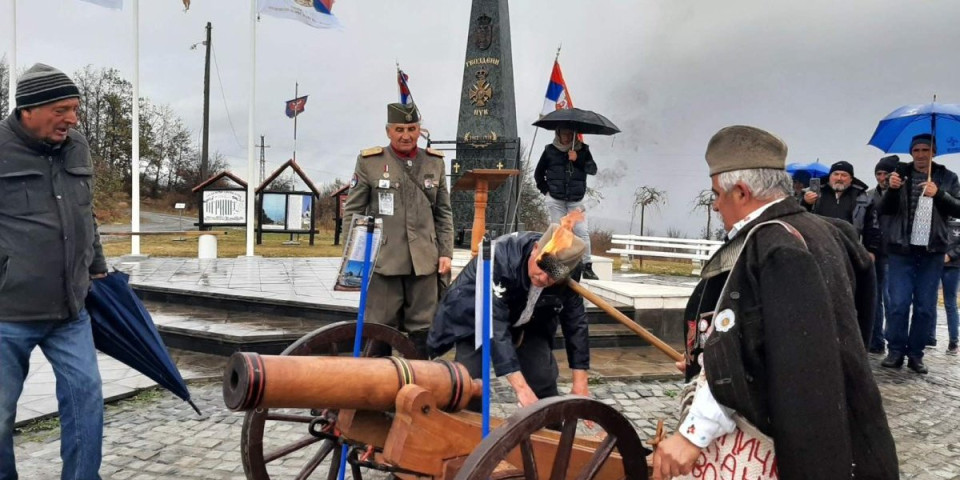 Da se ne zaboravi! U čast i slavu heroja Gvozdenog puka zagrmeo top hajduk Veljka (VIDEO/FOTO)