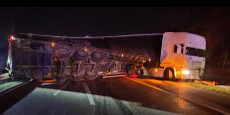 Nesreća kod Paraćina: Prevrnuo se kamion pun maslina