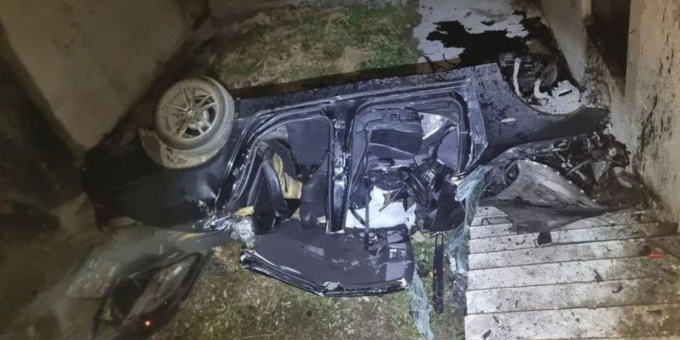 BMW-om sletele sa puta na stepenice: Iz uništenog vozila izvučene dve devojke