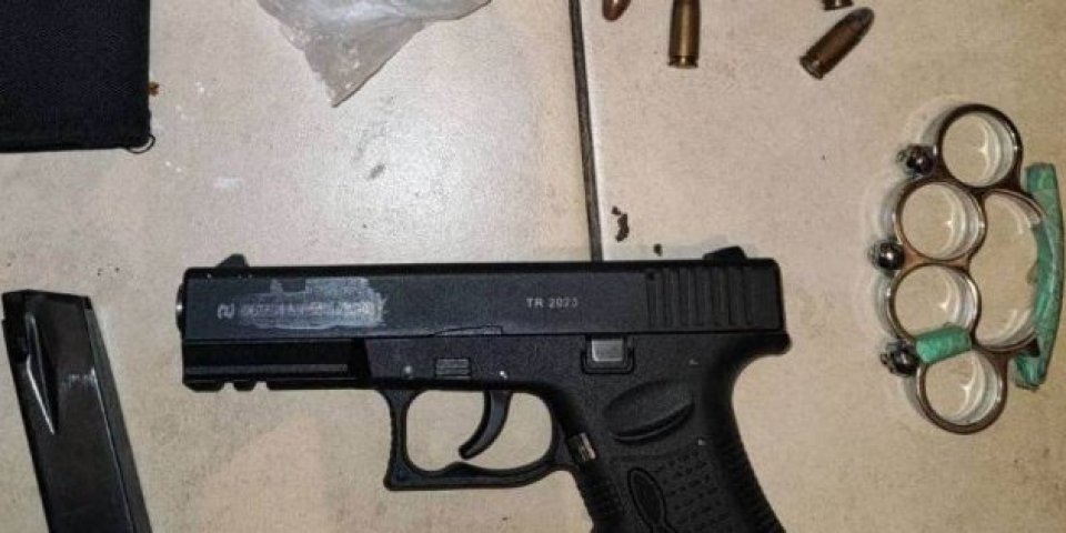(FOTO) Pronađen kokain, heroin i pištolj sa municijom! Hapšenje u Sremskoj Mitrovici