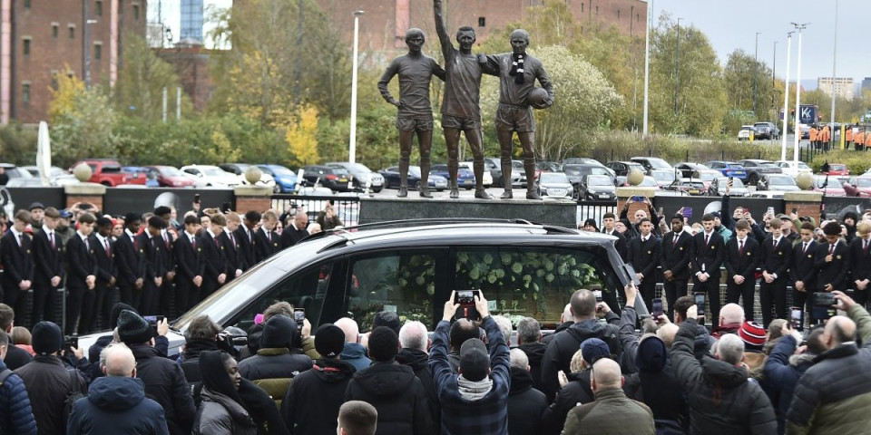 Hiljade ljudi ispratile Čarltona! Britanski prestolonaslednik bio na sahrani legendarnog fudbalera (FOTO)
