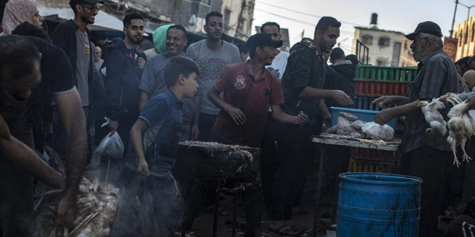 Gladni ljudi u Pojasu Gaze zaustavljaju kamione UN, uzimaju hranu i odmah jedu!