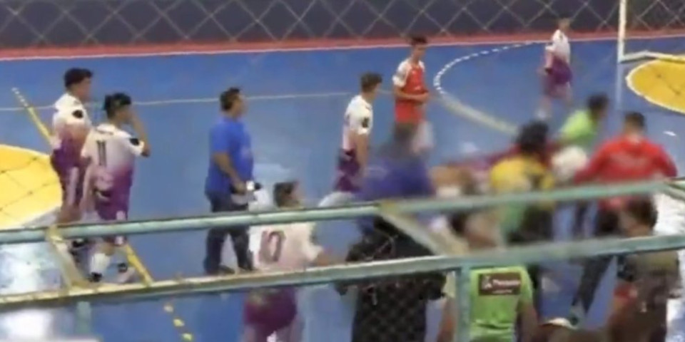 Užas u Brazilu! Fudbaler (18) izveo aut, srušio se i preminuo na terenu, a sve gledala njegova majka! (UZNEMIRUJUĆI VIDEO/FOTO)