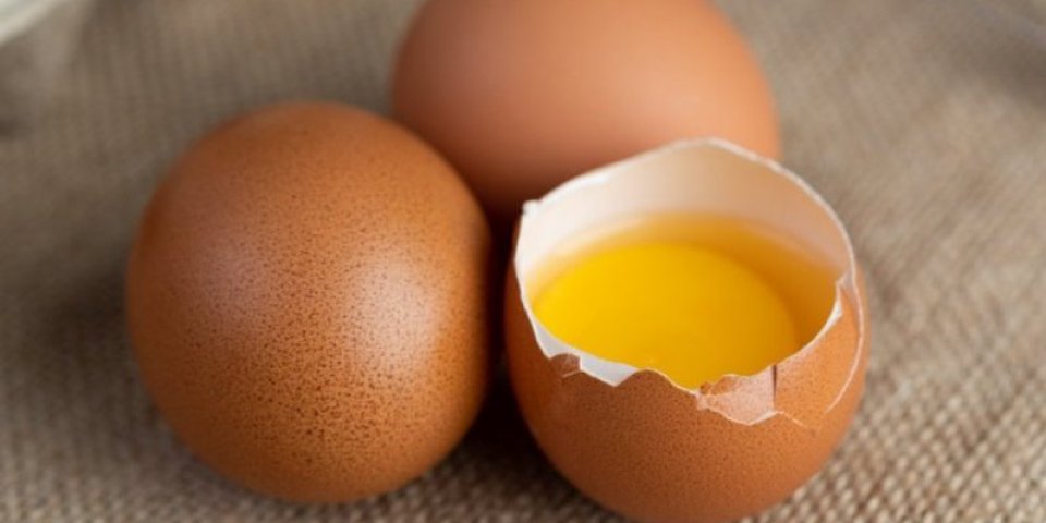 Pogrešno ste lupali jaja! Evo kako da ih razbijete, bez da vam nikada ne upadne ljuska (VIDEO)