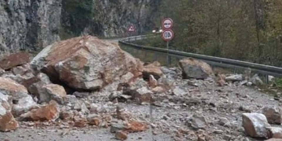 Tragedija izbegnuta pukom srećom! Drama kod Prijepolja: Kamenje se survalo na kolovoz, za Crnu Goru samo preko Jabuke