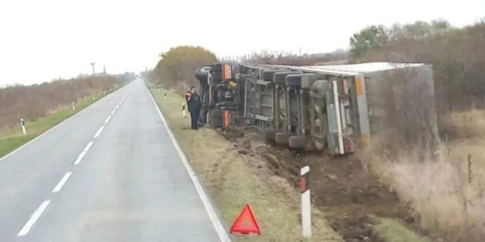 Užas kod Sopota! Kabina kamiona prignječila glavu vozača - U stravičnoj nesreći jedno lice izgubilo život!