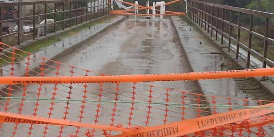 Drama kod Leskovca: Autobusu propali točkovi kroz most, hitno zatvoren za saobraćaj