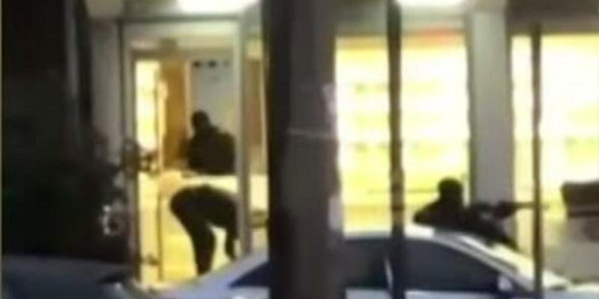 Snimak filmske pljačke zlatare! Pucali iz "kalašnjikova" na policiju, pa se dali u beg sa plenom od 250 hiljada evra