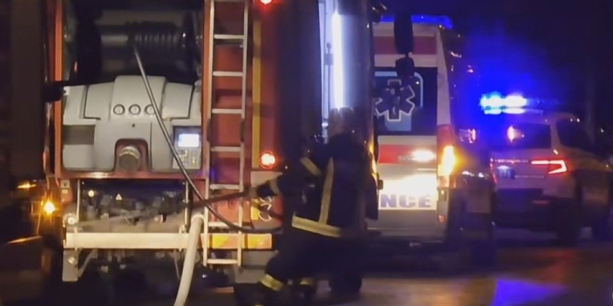 Izbio požar u prizemlju stana! Vatrogasci izvukli osobu, koja daje znake života! (VIDEO)