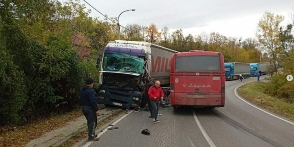 Užas u Orašcu! Silovit sudar kamiona i autobusa, ima povređenih (FOTO)
