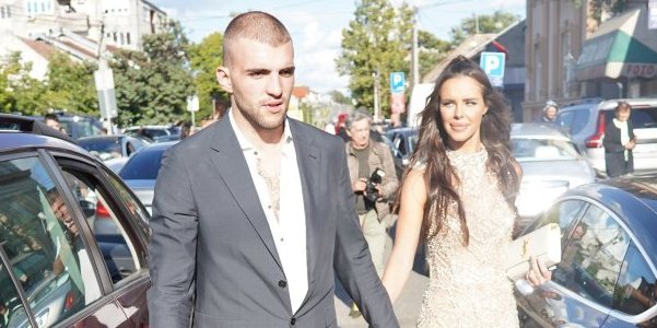 Oženio se Veljkov kum! Ražnatovići porodično došli na proslavu, Bogdana zablistala u haljini, trudnički stomak u prvom planu (FOTO)