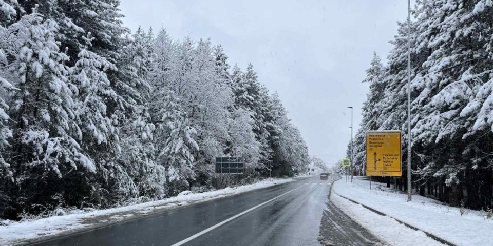 Vozači, oprez! Sneg prekrio ove putne deonice, saobraćaj otežan