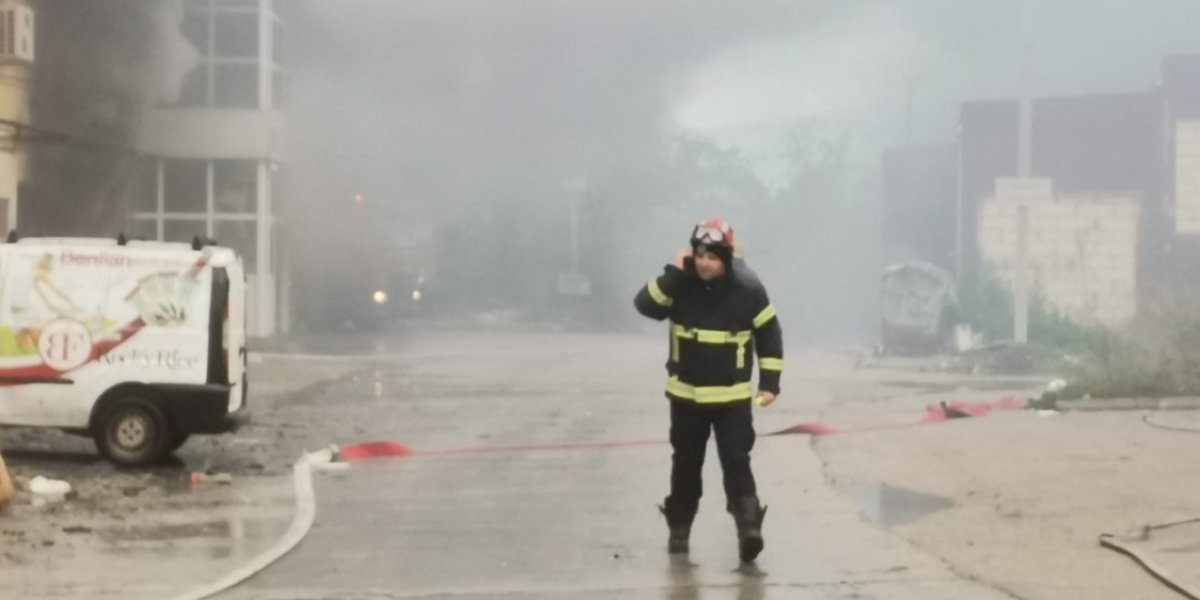 Zapalio se automobil u Požeškoj ulici: Vatrogasci na licu mesta