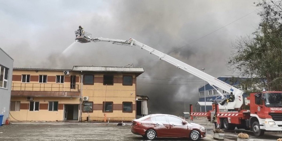 (VIDEO) Dramatične scene požara u Nišu: Borba još traje, vatrogascima pomaže i javno preduzeće