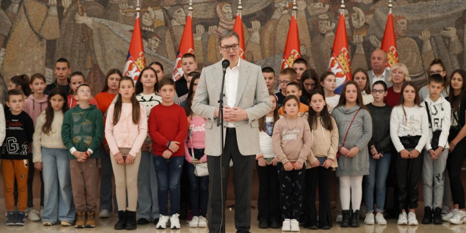 Zahvalan sam roditeljima što štite otadžbinu! Vučić: Obnovili smo 5 vrtića i 29 škola na KiM!