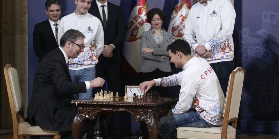Vučić "odmerio snage" sa srpskim prvakom Evrope! Predsednik seo i zaigrao šah, pogledajte kako je to izgledalo (VIDEO)