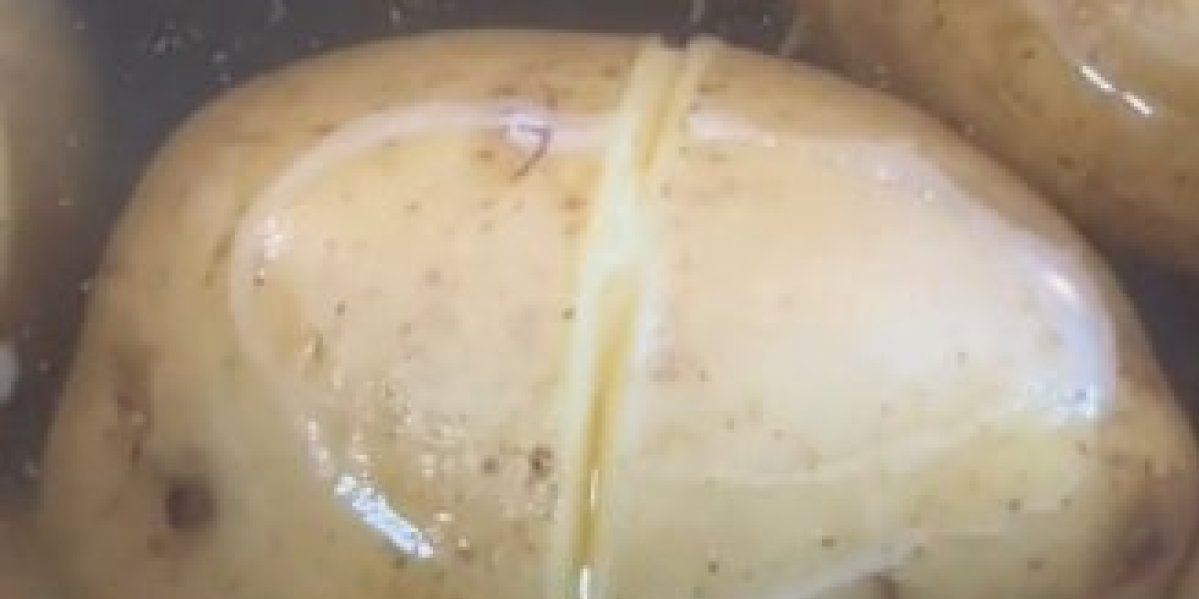 Nikada više nećete ljuštiti krompir! Ovaj trik će vam uštedeti mnogo vremena - caka je u jednom rezu (VIDEO)