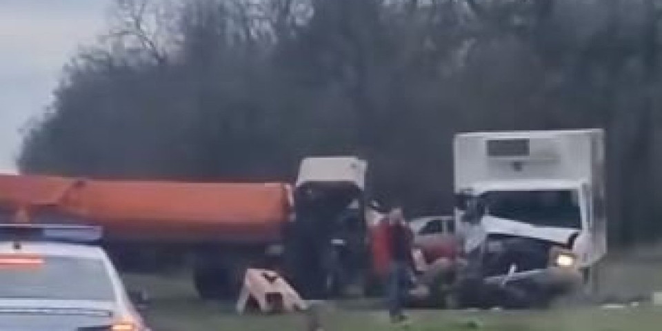 (VIDEO) Teška saobraćajka kod Bačke Topole: Dva kamiona i traktor smrskani