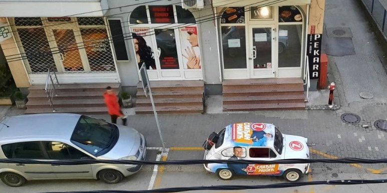 Skandal u Kragujevcu! Čovek koji se predstavlja kao budući gradonačelnik parkira reklamno vozilo na mestu za osobe sa invaliditetom!