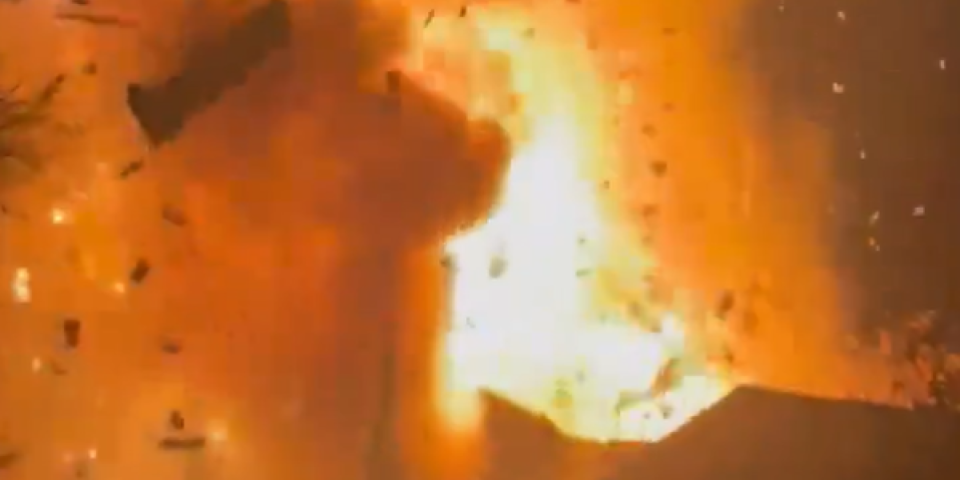 (VIDEO) Policija opkolila kuću, a onda - BUM! Monstruozna eksplozija zatresla grad!