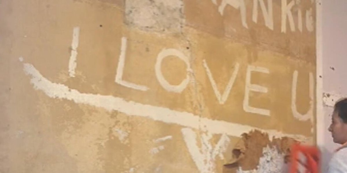 Renovirali su staru kuću i otkrili tajnu poruku! Ispod tapeta na zidu jasno bile ispisane reči (VIDEO)