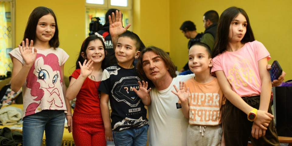 Hrabru samohranu majku i njeno petoro dece učinio najsrećnijom porodicom! Željko Mitrović posetio Nadu Mitrović i saopštio srećne vesti: Evo kada se useljavaju u novi dom!