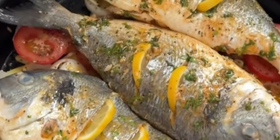Idealno i za početnike! Riba spremljena na ovaj način ne može da ne ispadne sočna i ukusna - tajna je u prelivu (VIDEO)