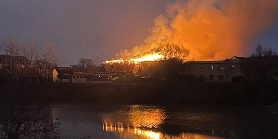 Veliki požar u Zrenjaninu! Vatrena stihija guta objekat, zastrašujuć prizor (FOTO/VIDEO)