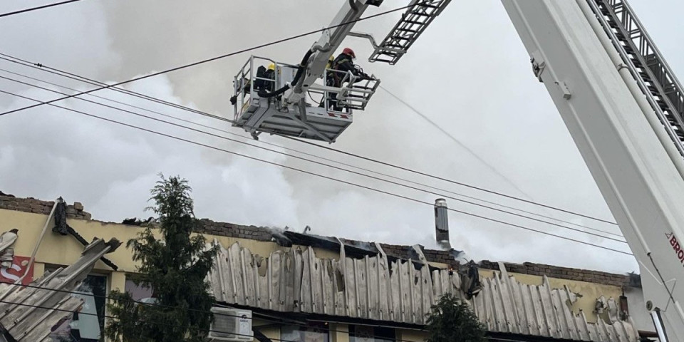 Vatrogasci pronašli telo mušakraca izgorelog u požaru! Tragedija u Pančevu, policija vrši uviđaj