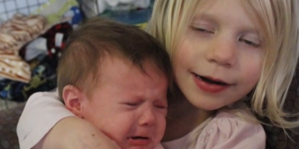 Beba otkrila jezivu istinu o sestri! Plakala je stalno u njenom naručju, a onda su doktori saopštili dijagnozu (VIDEO)