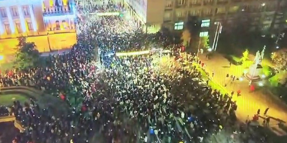 1.600 ljudi pravi haos ispred RIK! Ovaj snimak pokazuje minornu podršku đilasovcima