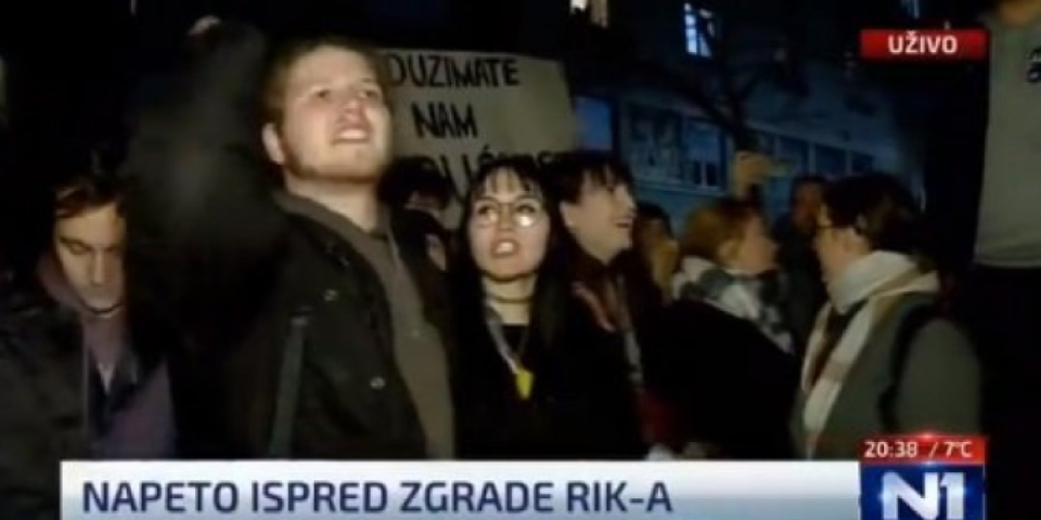 SRAMNO! Brutalno vređaju srpske policajce ispred RIK (VIDEO)
