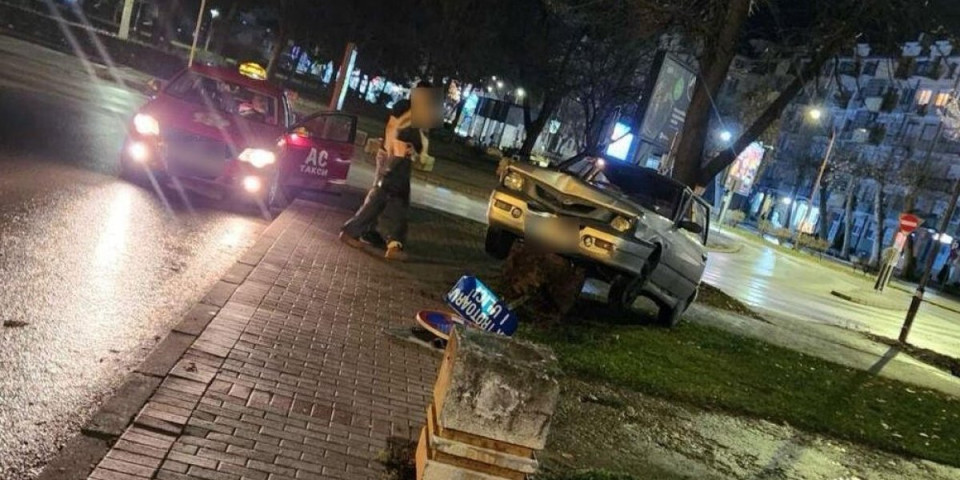 Nesvakidašnja nesreća u centru Čačka: Jugom uleteo u park, pa završio na žardinjeri