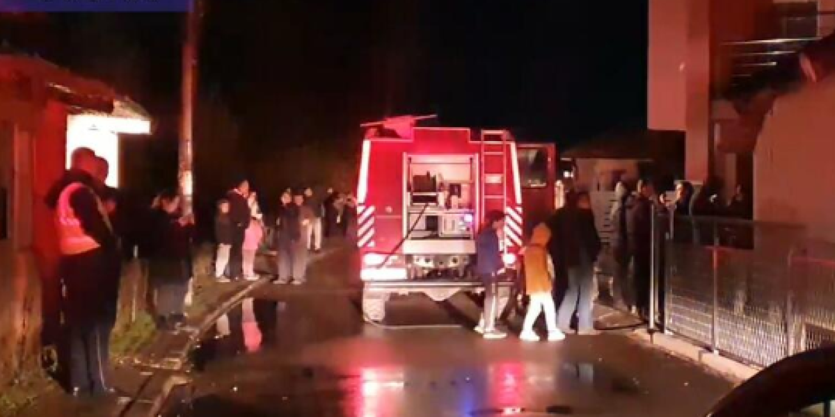 Veliki požar u Gračanici! Gori porodična kuća, jedna osoba povređena, vatrogasci se bore sa stihijom (VIDEO)