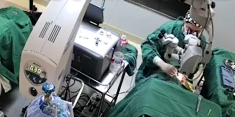 (UZNEMIRUJUĆE) Hirurg pretukao pacijentkinju tokom operacije! Horor snimak zaprepastio javnost, hitno reagovala bolnica!
