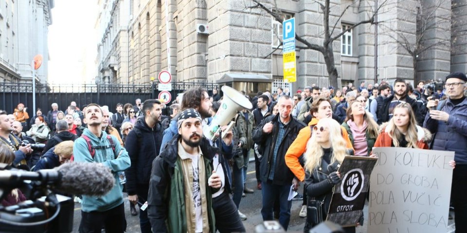 Đilasovi studenti okupirali ulice Beograda - Guranje, igranje balonima, grickanje grisina (VIDEO)