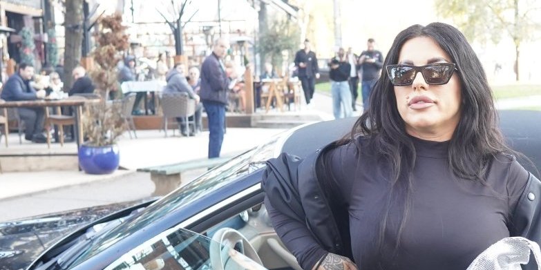 Mnogi ne znaju da je ova pevačica sestra Seke Aleksić: Atraktivna brineta pleni izgledom gde god se pojavi (FOTO)