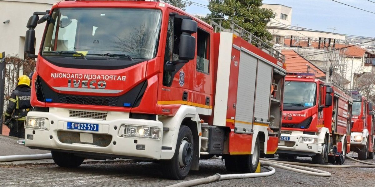 Vatra guta garažu, vatrogasci na licu mesta: Dramatičan snimak požara u Lajkovcu