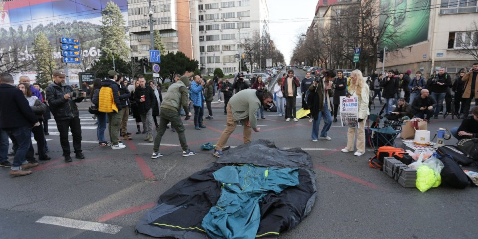 Počela blokada Beograda! Lažni studenti terorišu građane, njih jedva pedesetak blokiralo centar prestonice! (FOTO)