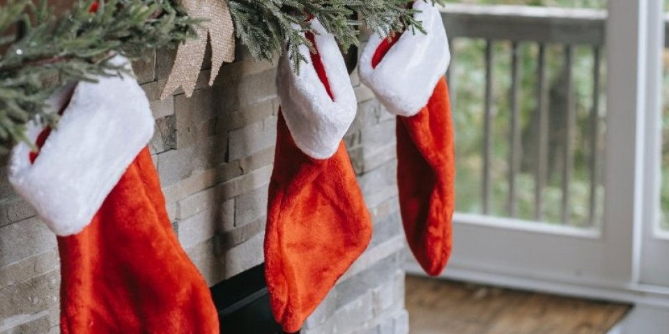 Zašto se za Božić na kamin ili pored jelke kači čarapa?! Za sve je kriv omiljeni svetac kod Srba